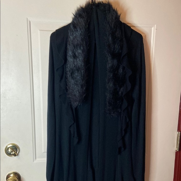 Chic Black Cardigan with Faux Fur Collar - Picture 5 of 7